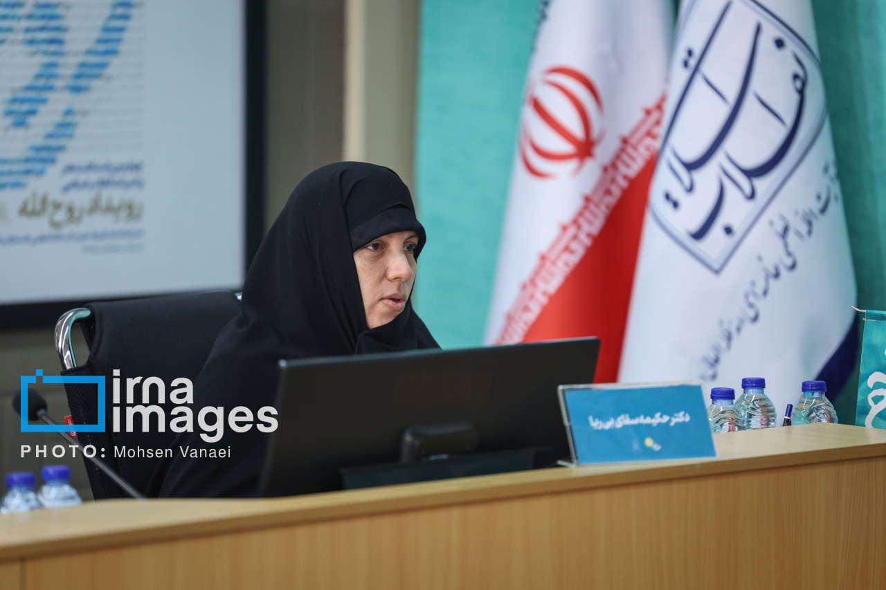 رونمایی تقریظ رهبر انقلاب بر کتاب «روح‌اللّه»