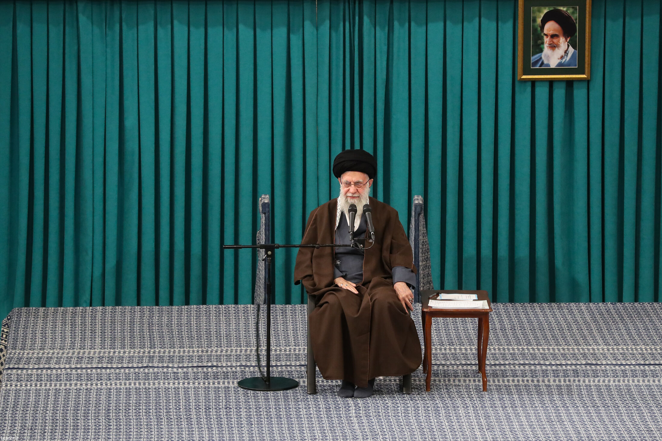 دیدار جمعی از رأی اولی‌ها و خانواده‌های شهدا با رهبر انقلاب