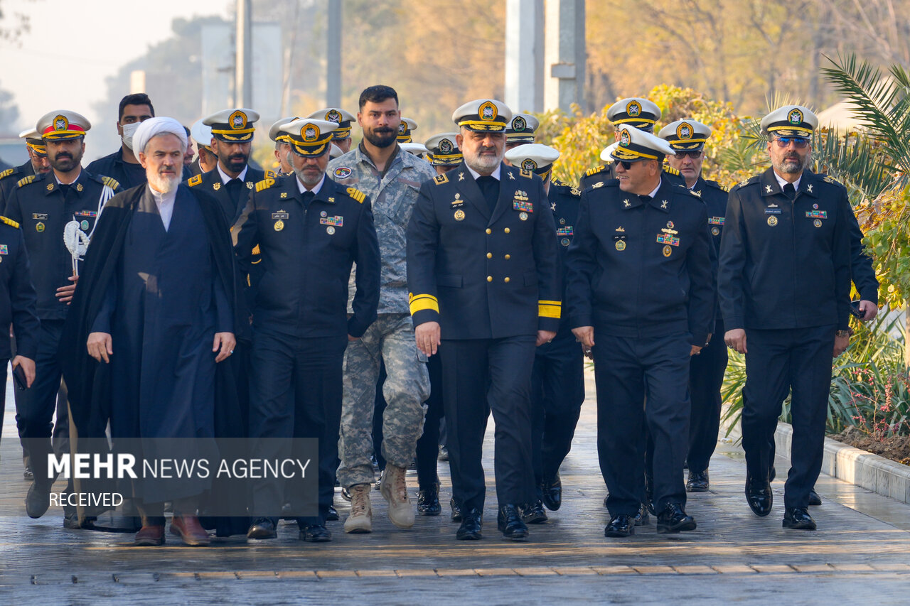  ادای احترام فرماندهان نیروی دریایی ارتش به مقام شهدا در بهشت زهرا (س)