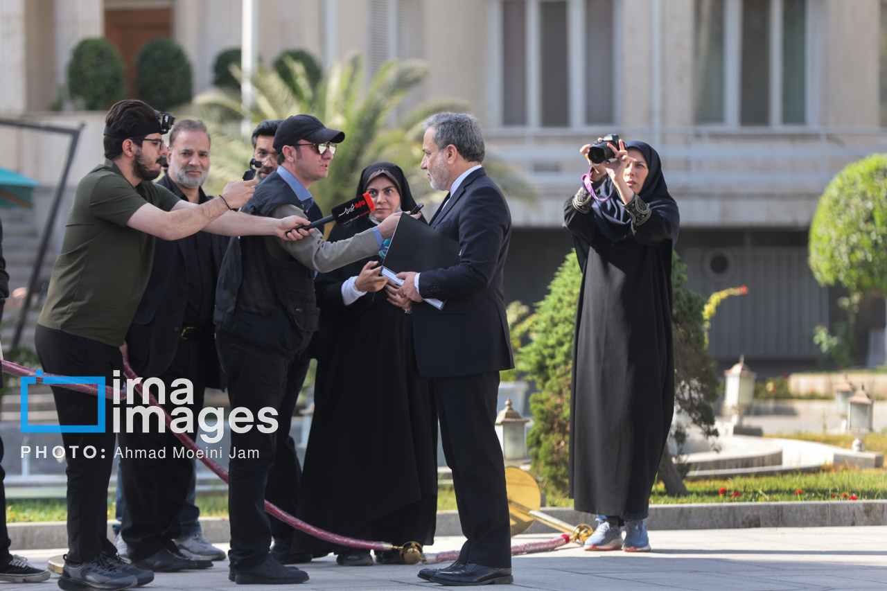 اعضای هیأت دولت در جمع خبرنگاران