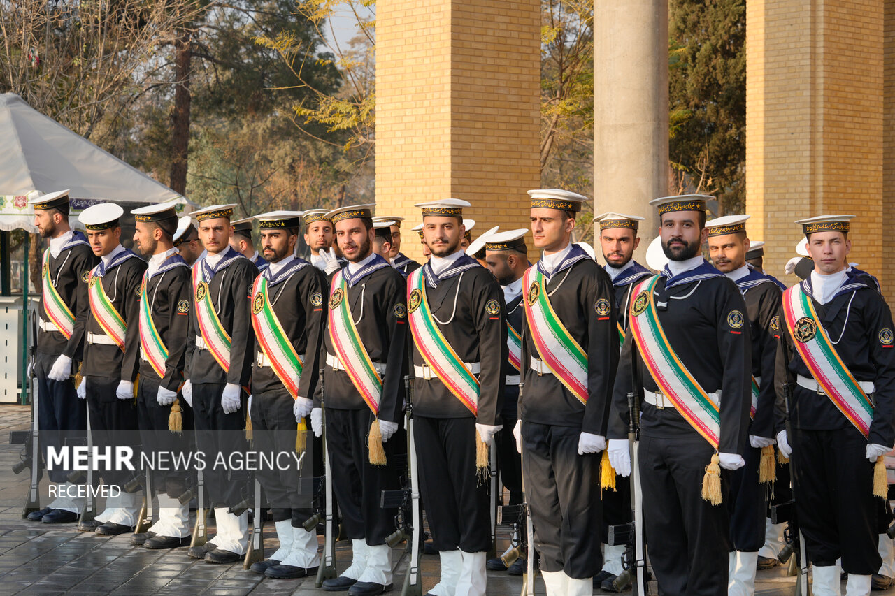  ادای احترام فرماندهان نیروی دریایی ارتش به مقام شهدا در بهشت زهرا (س)
