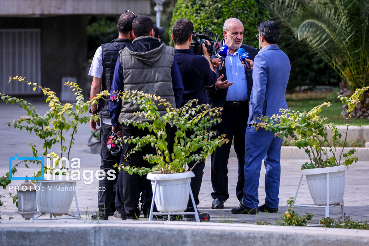 اعضای هیأت دولت در جمع خبرنگاران