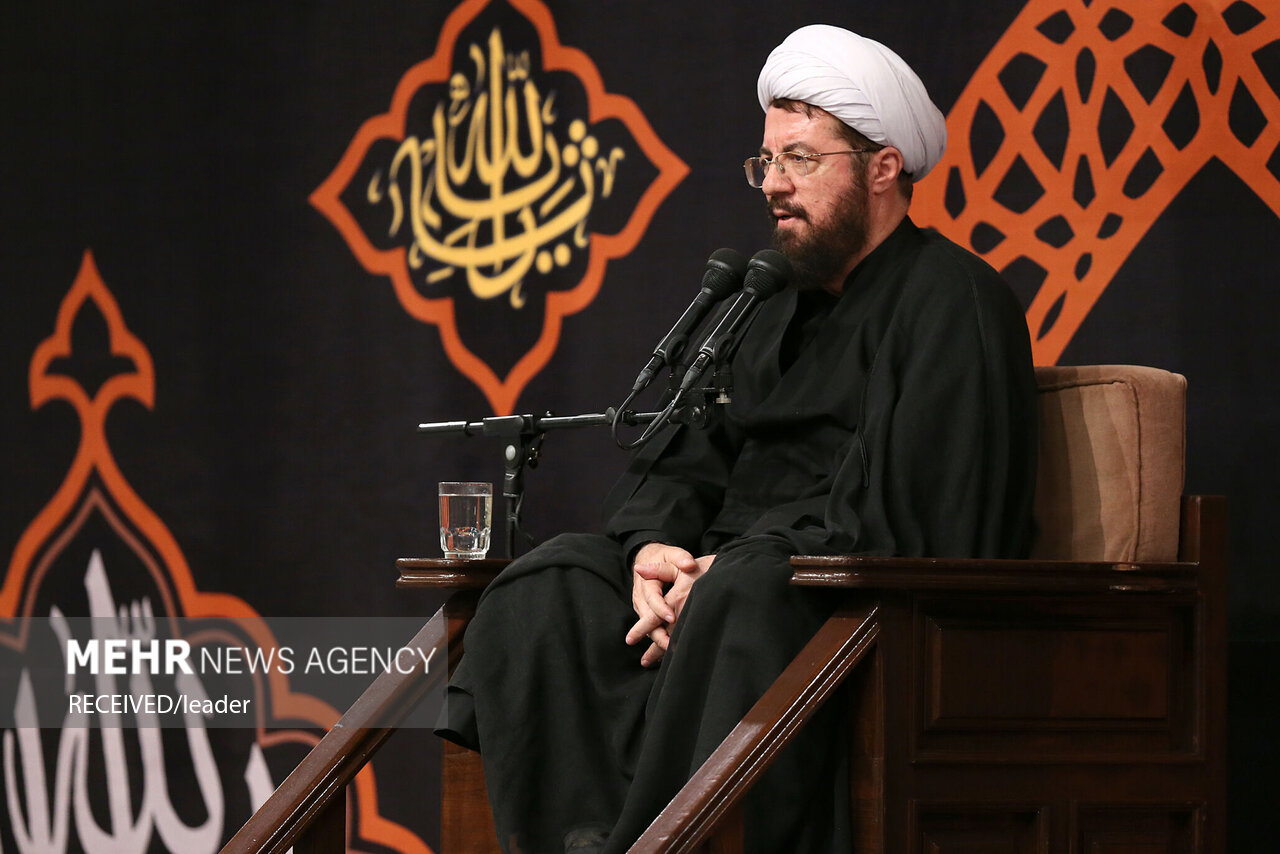  حضور رهبر انقلاب در حسینیه امام خمینی(ره) در مراسم عزاداری شب عاشورای حسینی