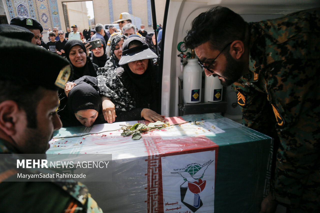 تشییع شهید مدافع امینت «سجاد جوکار» در حرم شاهچراغ (ع)