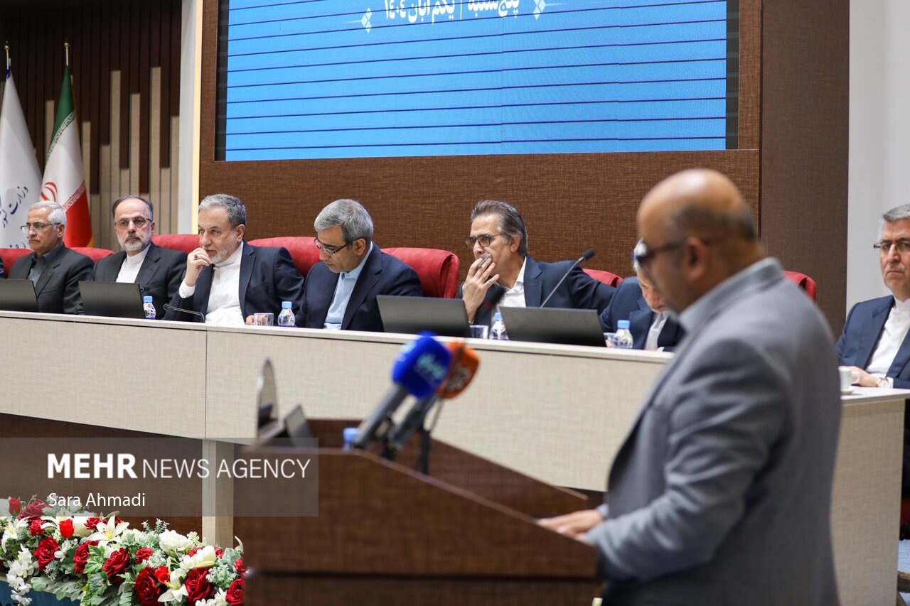 نشست هم اندیشی نخبگانی با حضور مقامات