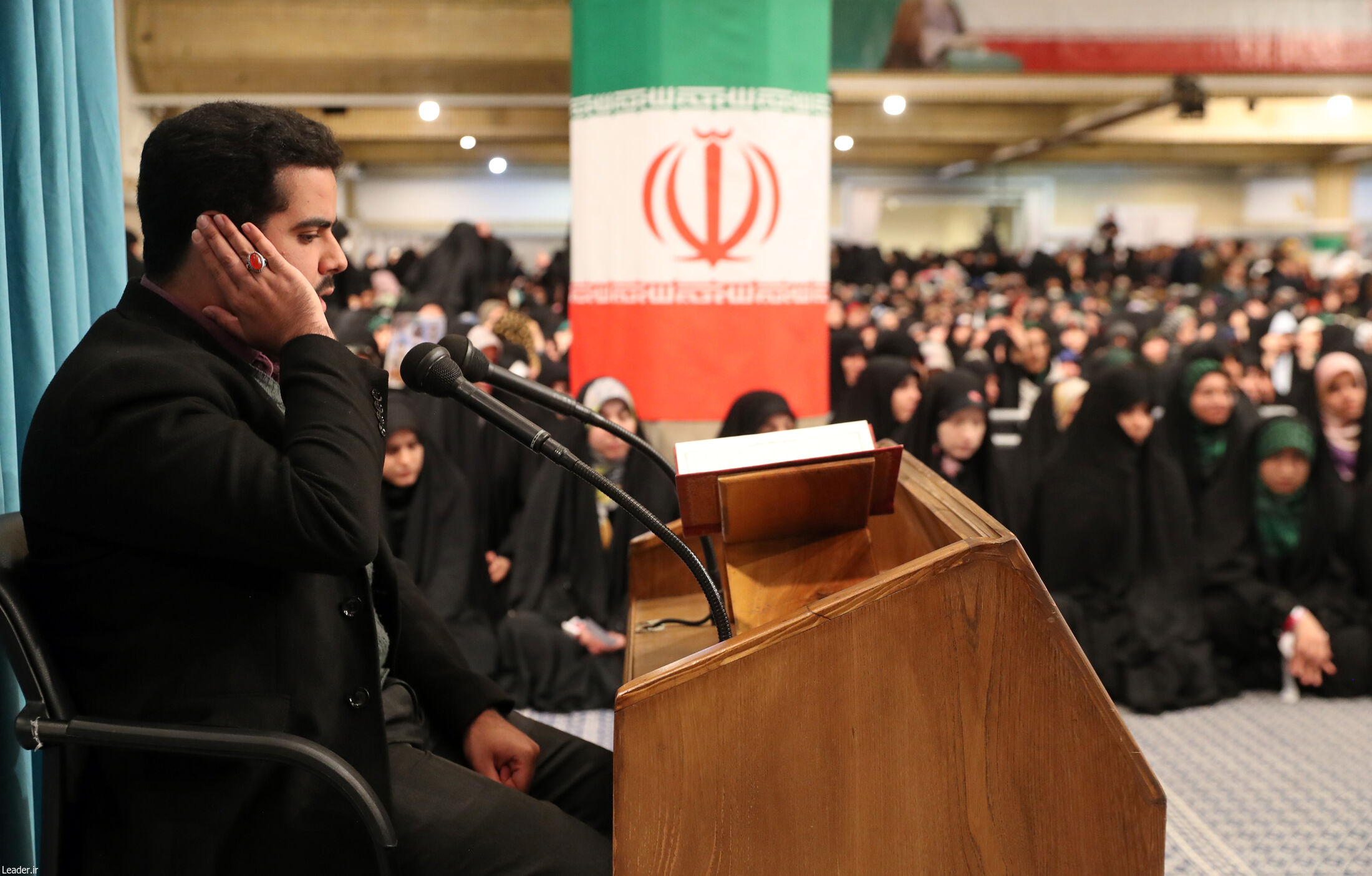  دیدار جمعی از رأی اولی‌ها و خانواده‌های شهدا با رهبر انقلاب