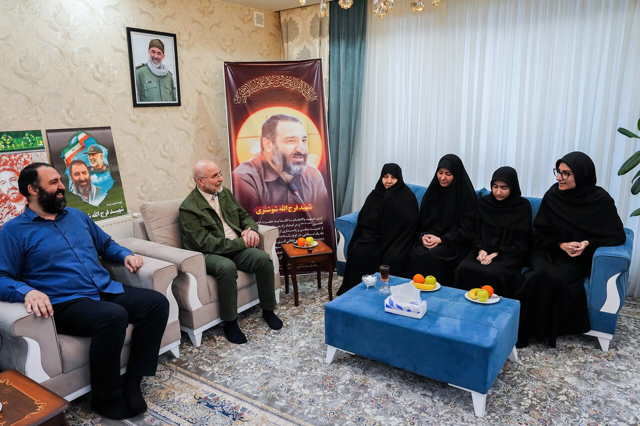 حضور قالیباف در منزل شهید فرج‌الله شوشتری - مشهد مقدس