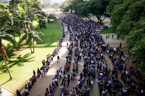 صف هزاران متقاضی کار در شهر 