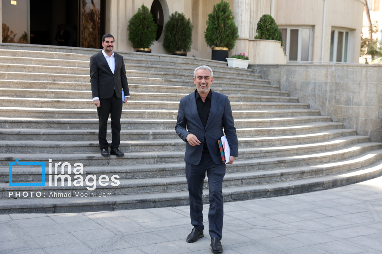 اعضای هیأت دولت در جمع خبرنگاران