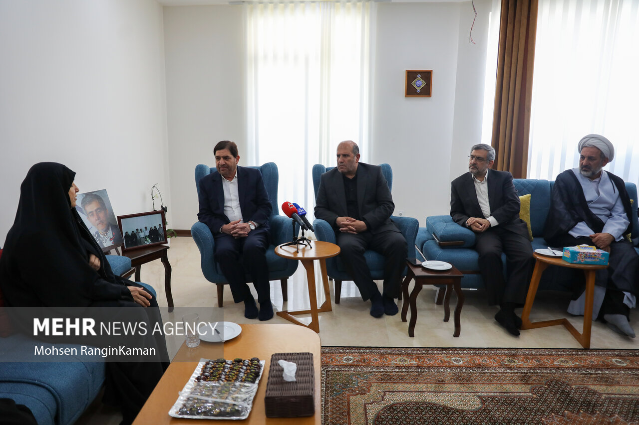 دیدار محمد مخبر با خانواده شهیدان شهریاری و ذوالفقاری