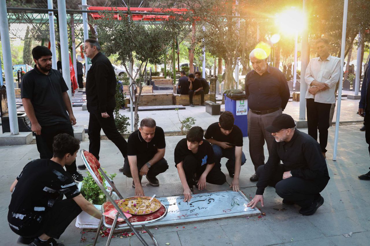 حضور سحرگاهی قالیباف بر مزار شهدای تهاجم رژیم صهیونیستی