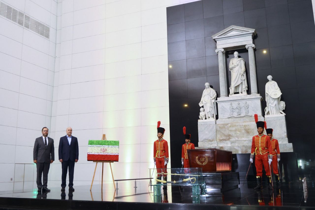 ادای احترام رئیس مجلس و هیئت پارلمانی ایران به سیمون بولیوار