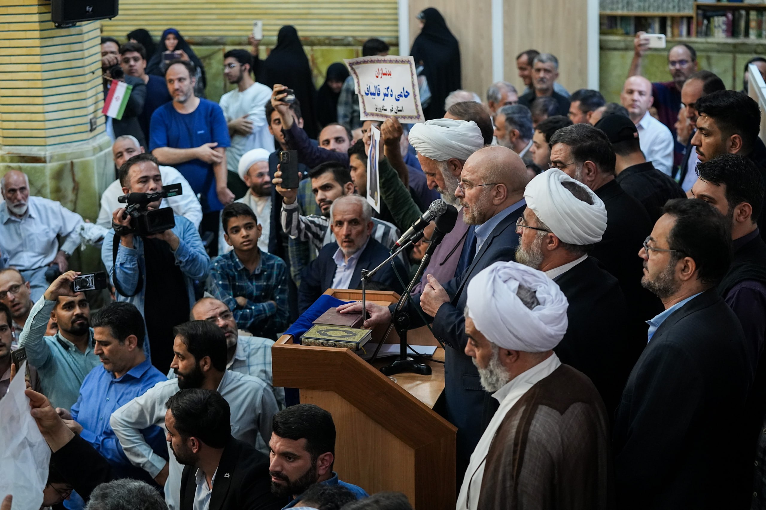 دیدار قالیباف با مردم مؤمن و انقلابی شهر قم در مسجد امیرالمؤمنین (ع)