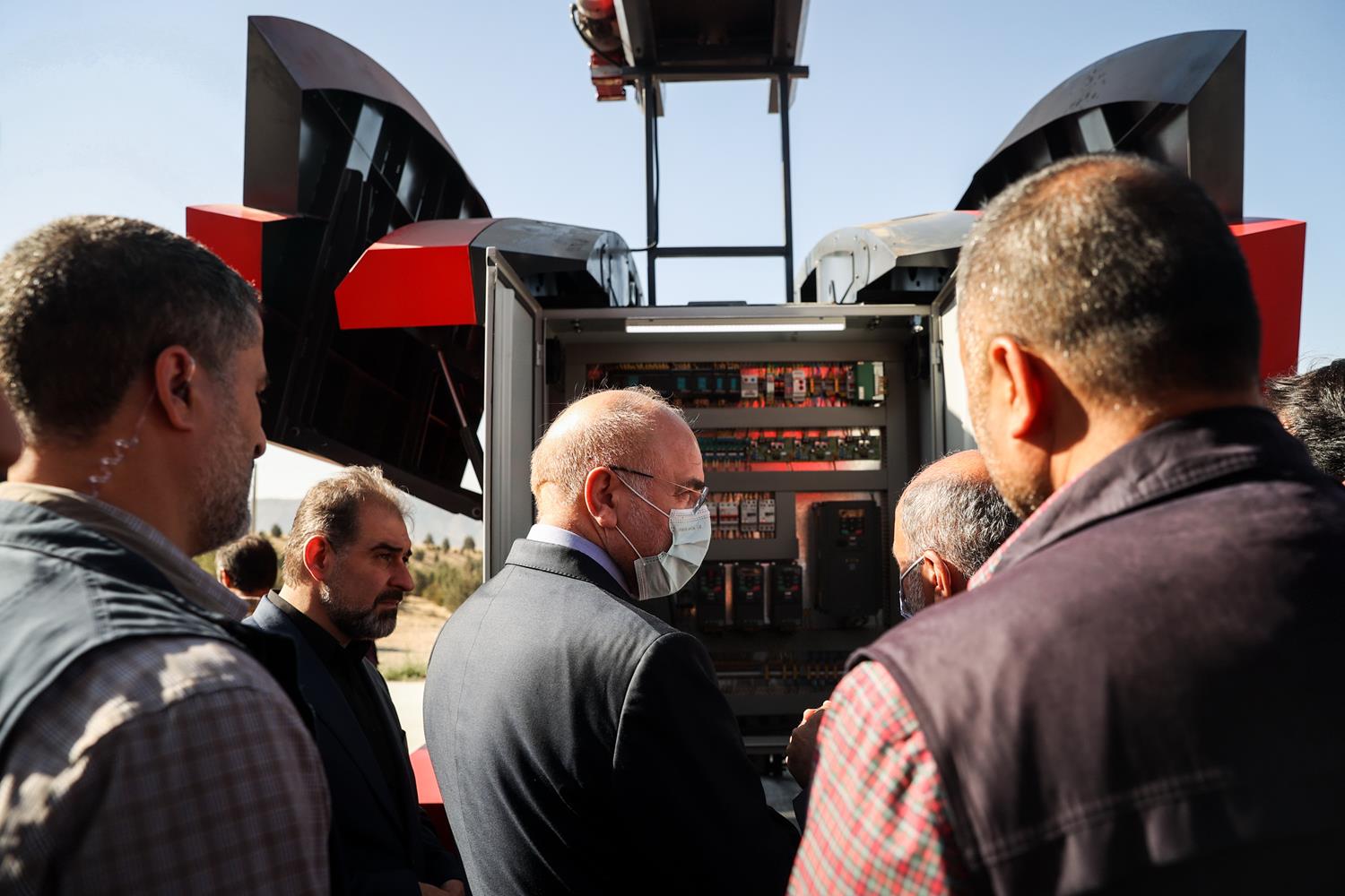 بازدید قالیباف از مرکز نوآوری، فناوری و علم آفرین پیشران