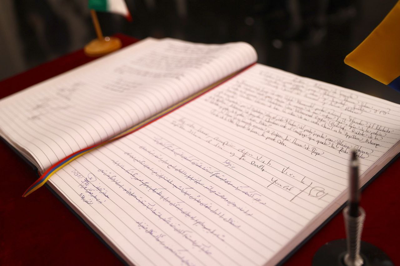 ادای احترام رئیس مجلس و هیئت پارلمانی ایران به سیمون بولیوار