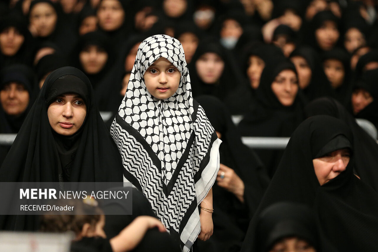  حضور رهبر انقلاب در حسینیه امام خمینی(ره) در مراسم عزاداری شب عاشورای حسینی