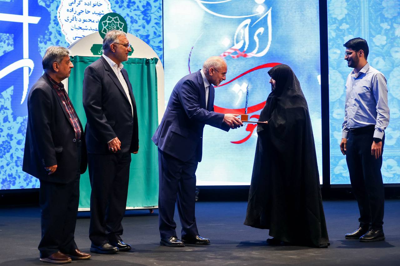 تقدیر از خانواده شهدای جنگ تحمیلی ۱۲ روزه توسط قالیباف 