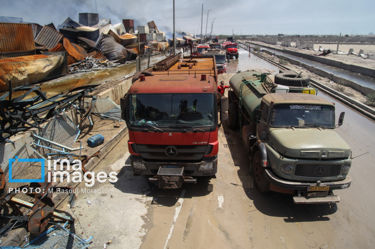 مراحل پایانی مهار آتش سوزی بندر شهید رجایی