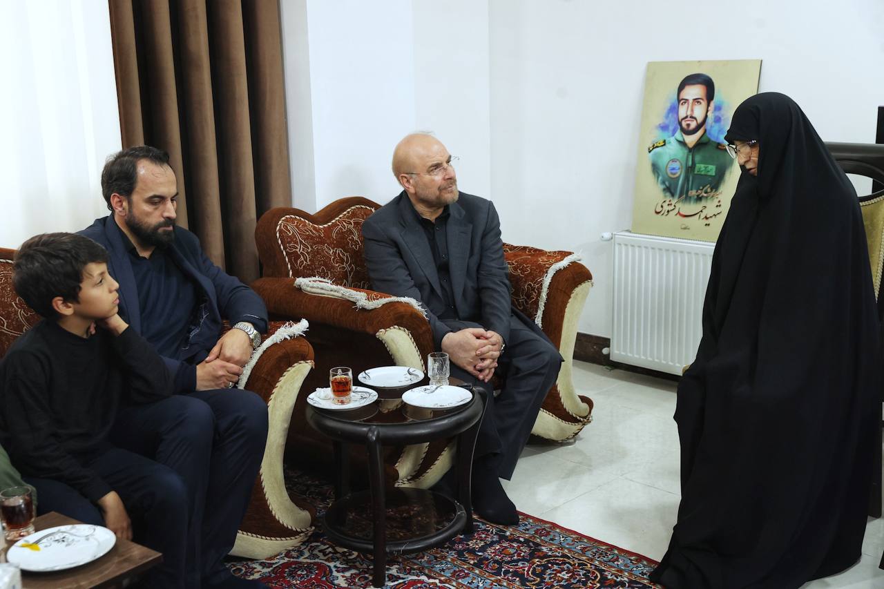 حضور قالیباف در منزل سرلشکر خلبان شهید احمد کشوری