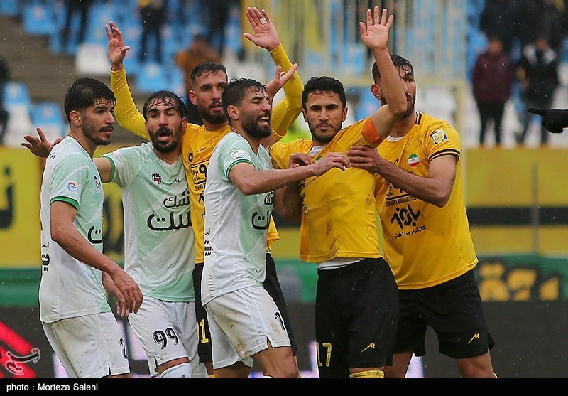 دیدار تیم‌های فوتبال سپاهان و ذوب‌آهن