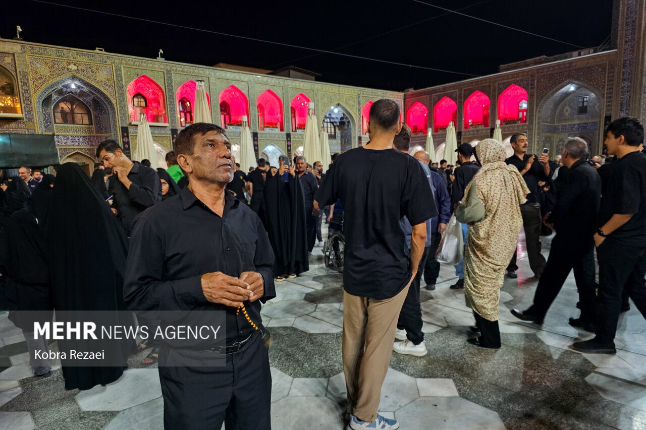 شب عاشورای حسینی در حرم مطهر امام رضا(ع)