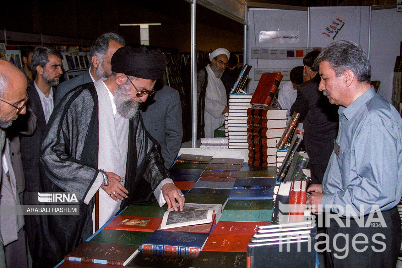 بازدیدهای رهبر انقلاب از سی و سه دوره نمایشگاه کتاب تهران