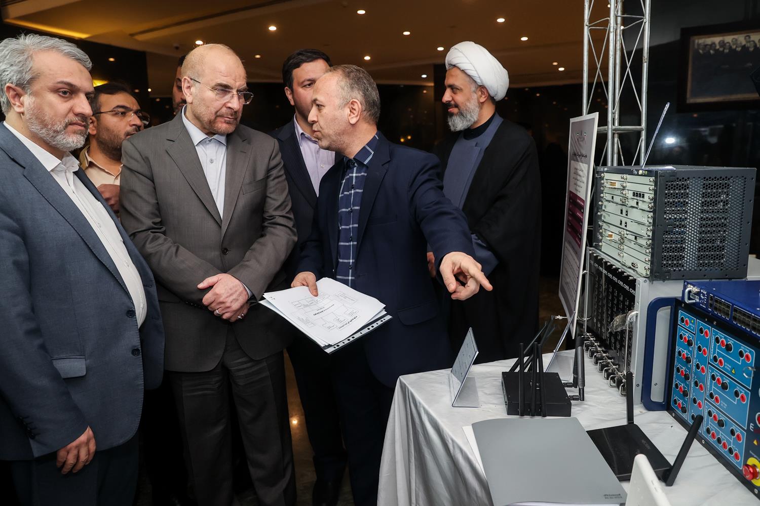 بازدید قالیباف از نمایشگاه توانمندی‌های تولید داخل