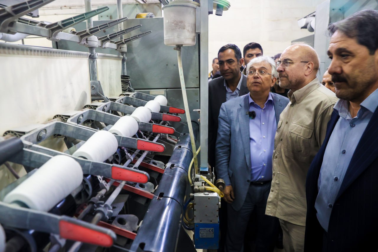 بازدید قالیباف از بخش‌های مختلف کارخانۀ نساجی سیمابافت