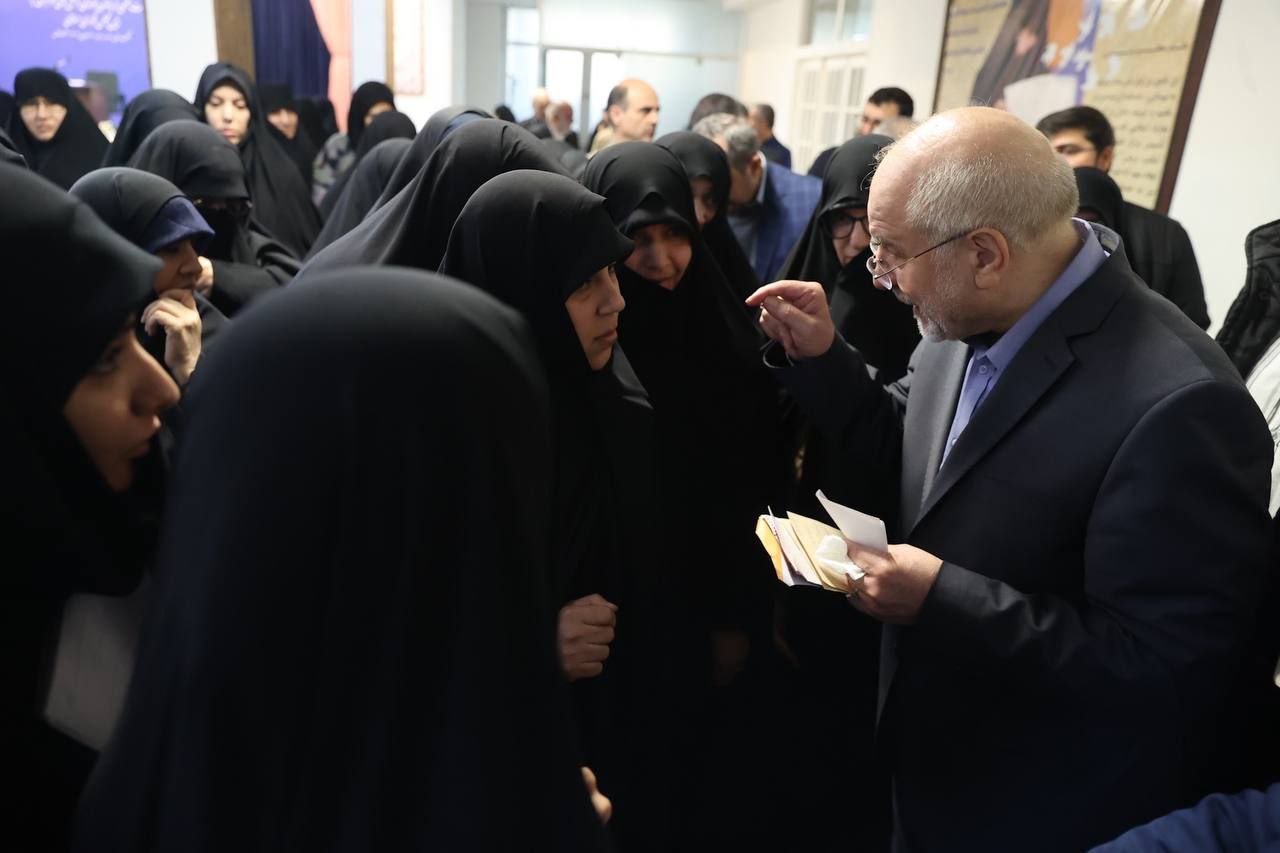 نشست جمعی از بانوان حوزوی و تشکل‌های خواهران با قالیباف  در مکتب نرجس(س) مشهد مقدس