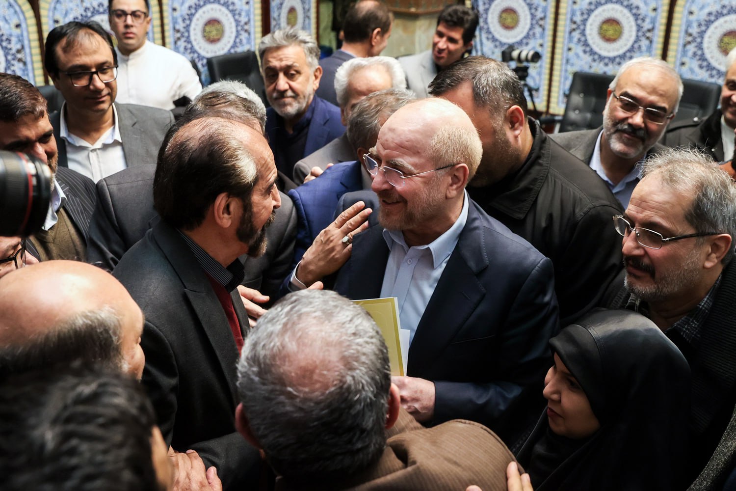 عکس یادگاری جمعی از اصناف، بازاریان و اتحادیه‌های تهران با قالیباف