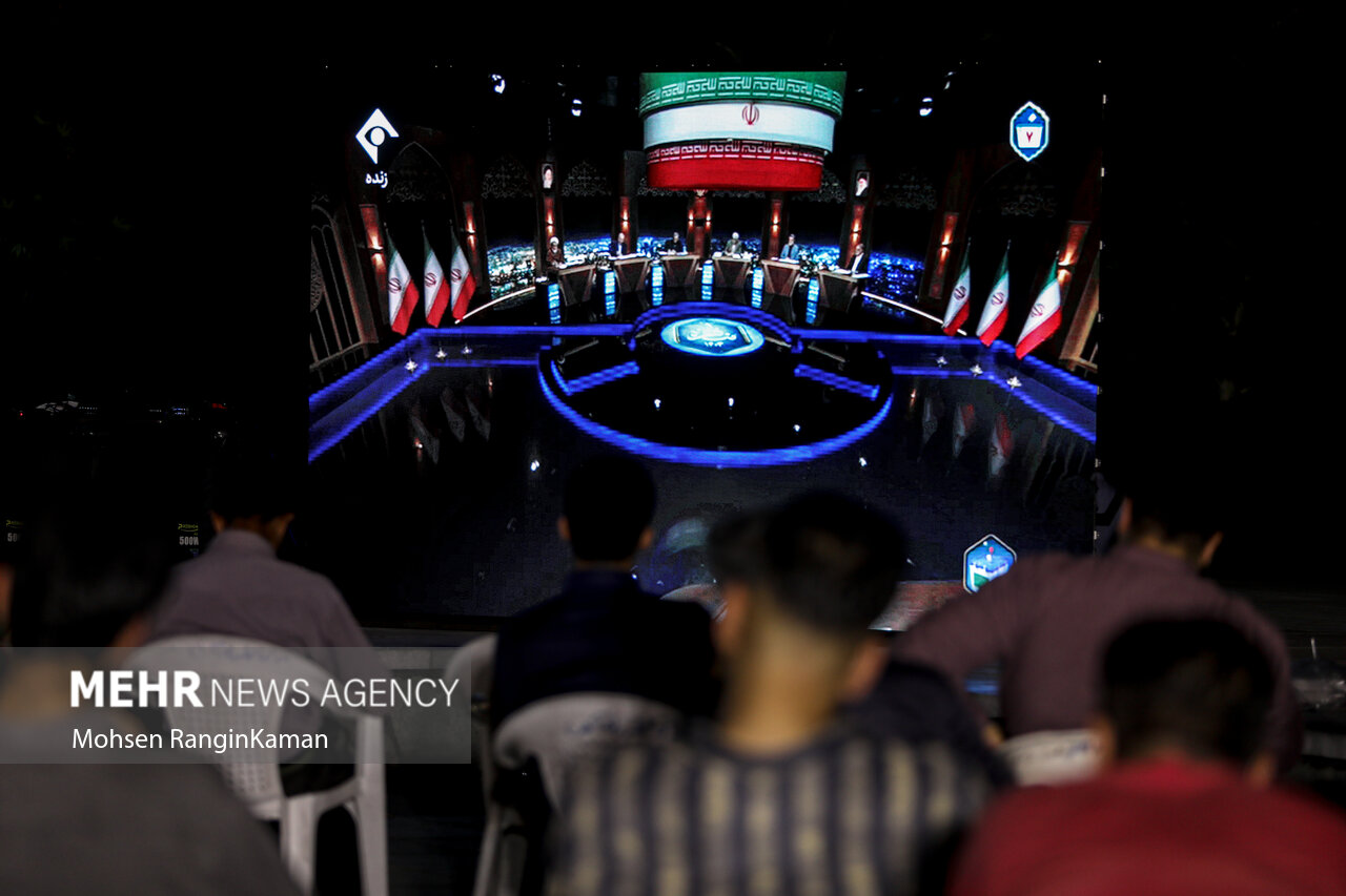 پخش سومین مناظره انتخاباتی در پارک دانشجو