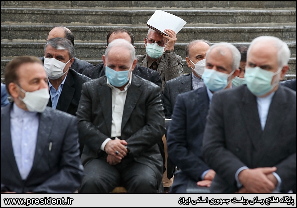 خیس شدن روحانی و وزرایش زیر باران