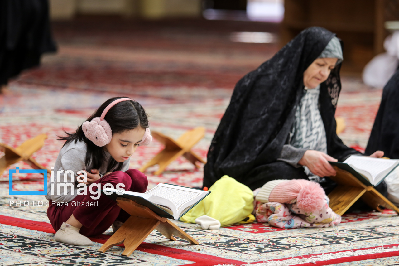 جزء خوانی قرآن کریم در حرم مطهر شاهچراغ (ع)