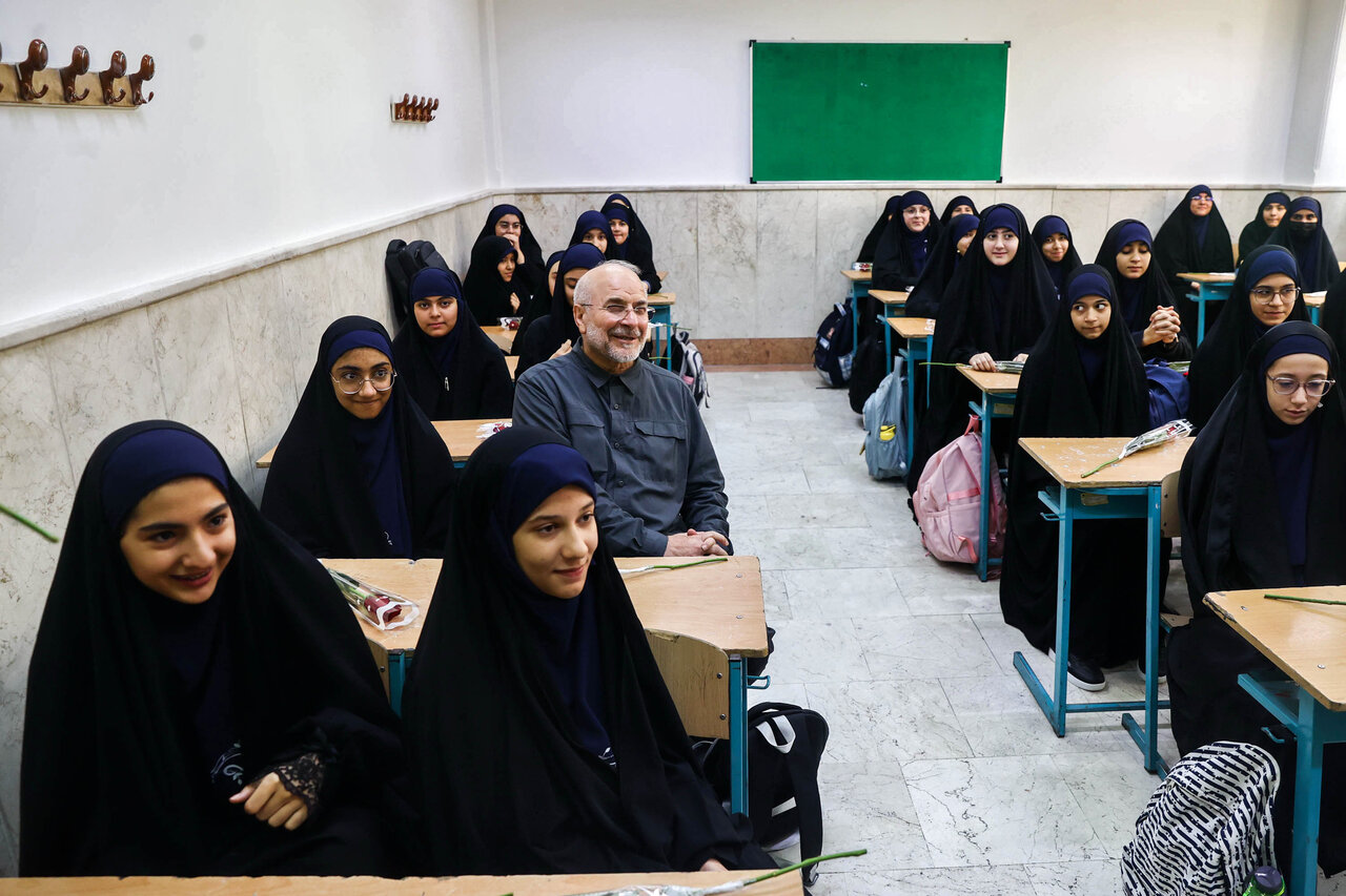 حضور قالیباف در مدرسه دخترانه فاطمیون تهران