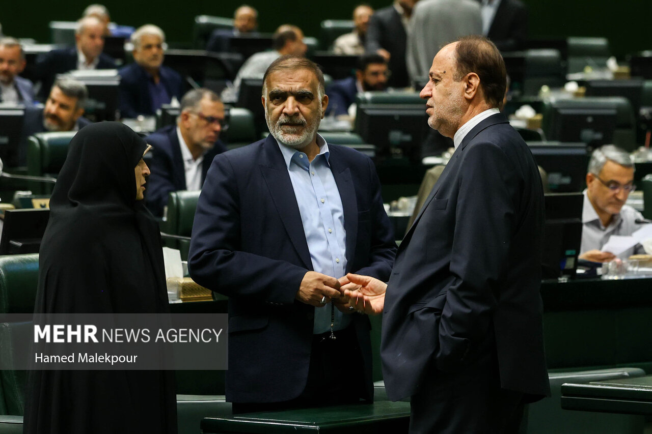 خادمان حرم حضرت عبدالعظیم در صحن مجلس