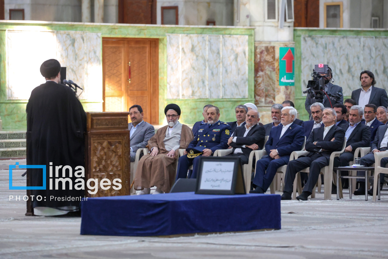 حضور پزشکیان بر مزار شهدای تهاجم اسرائیل به ایران