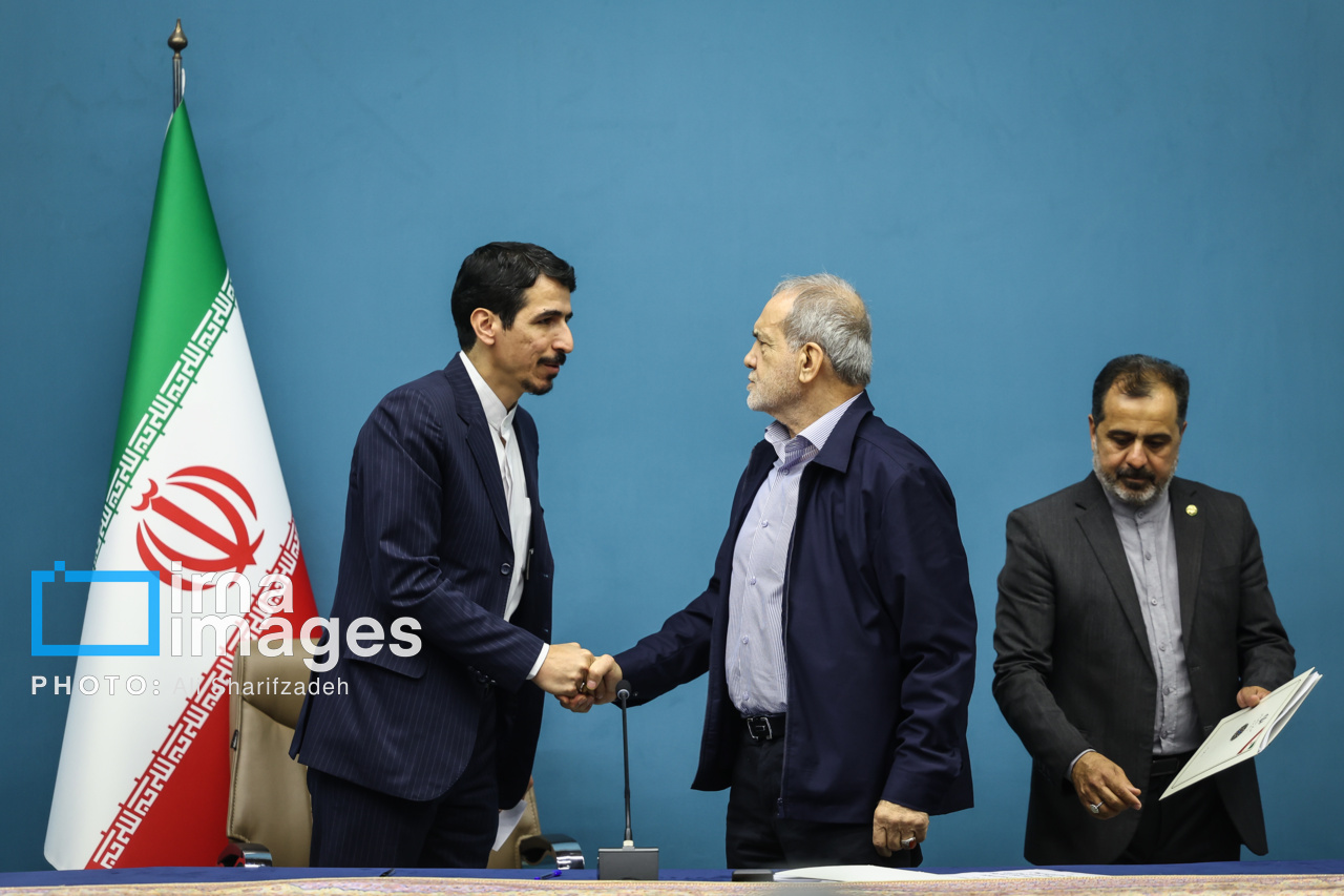 امضای قرارداد مسئولان نفتی با حضور رئیس‌جمهور