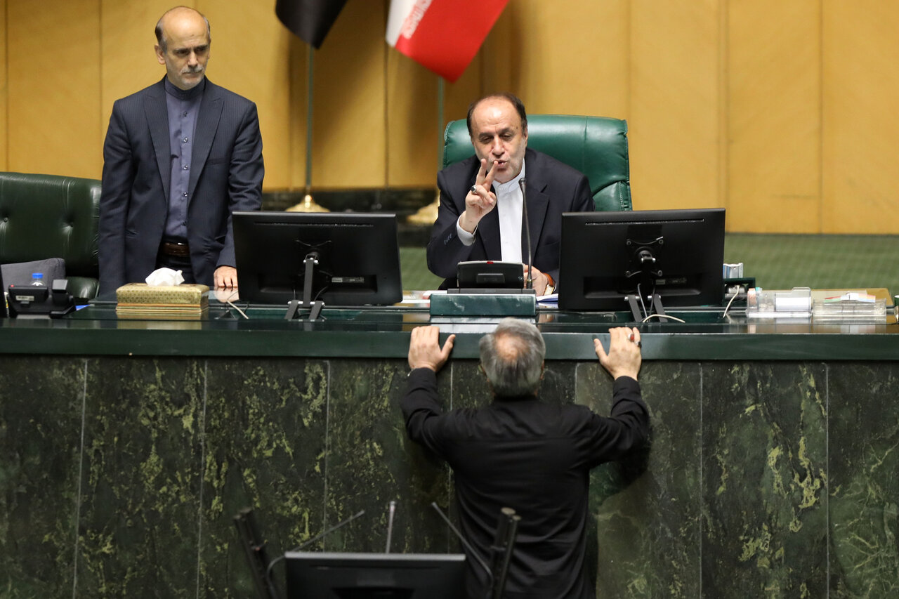 حضور وزیر ارشاد در مجلس