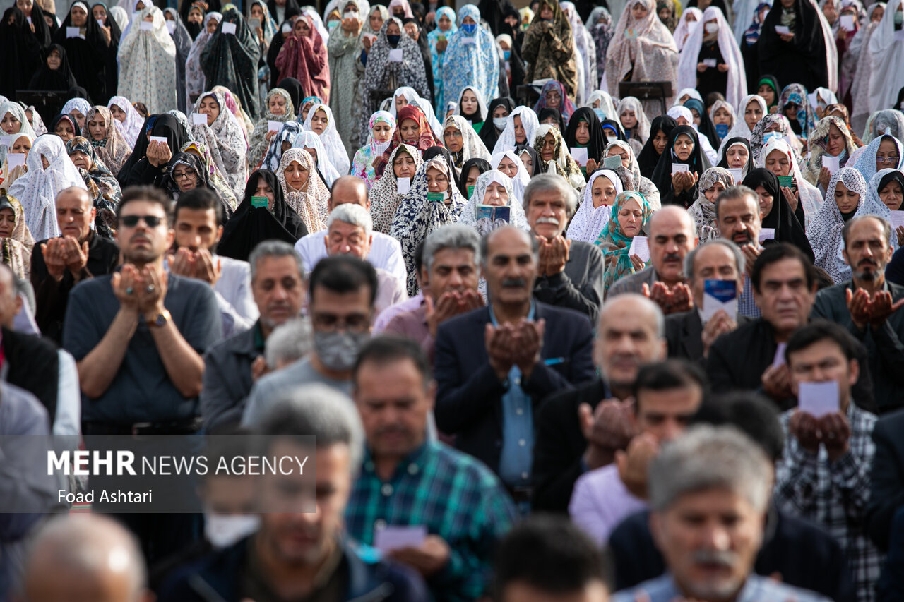 اقامه نماز عید فطر در امامزاده پنج تن لویزان