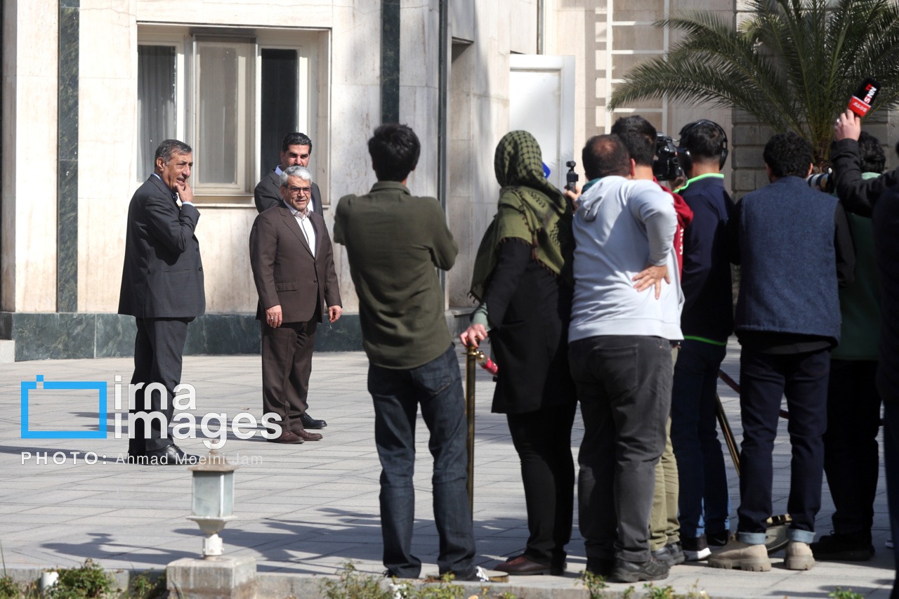 اعضای هیأت دولت در جمع خبرنگاران
