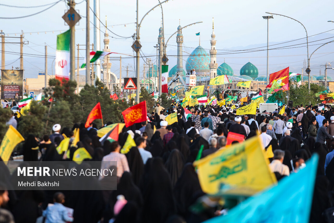 راهپیمایی «انا علی العهد» در طریق المهدی قم