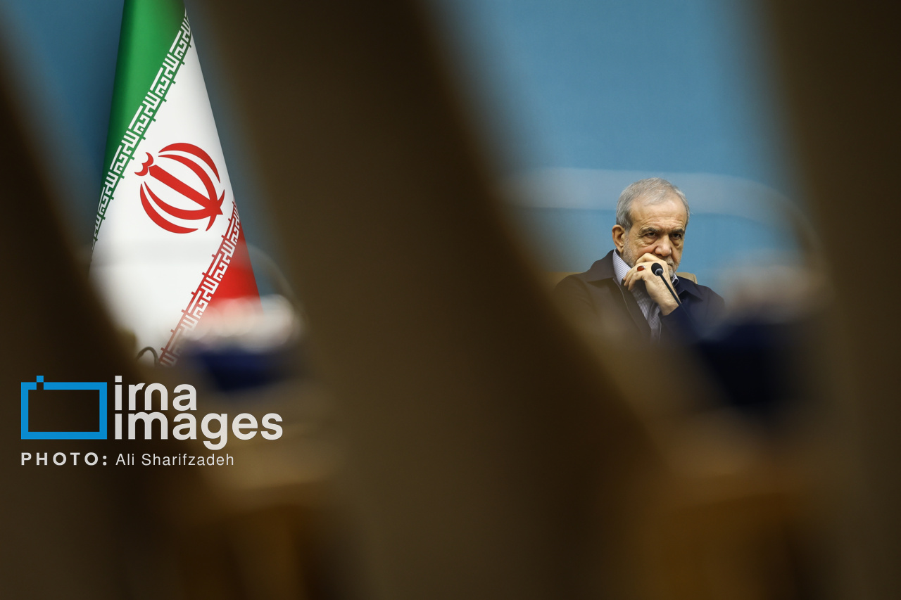 امضای قرارداد مسئولان نفتی با حضور رئیس‌جمهور