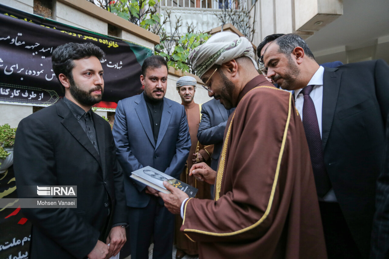 حضور وزیر خارجه عمان در منزل شهید «حسین امیر عبدالهیان»