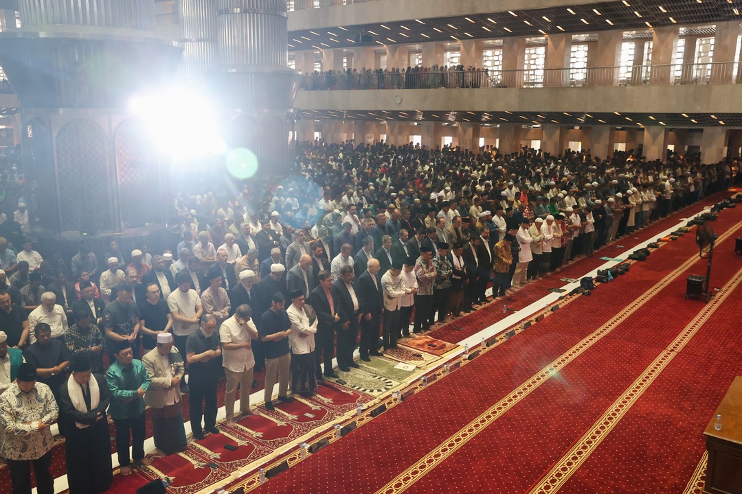 حضور قالیباف در اجتماع ۲۰۰ هزار نفری نمازجمعه جاکارتا