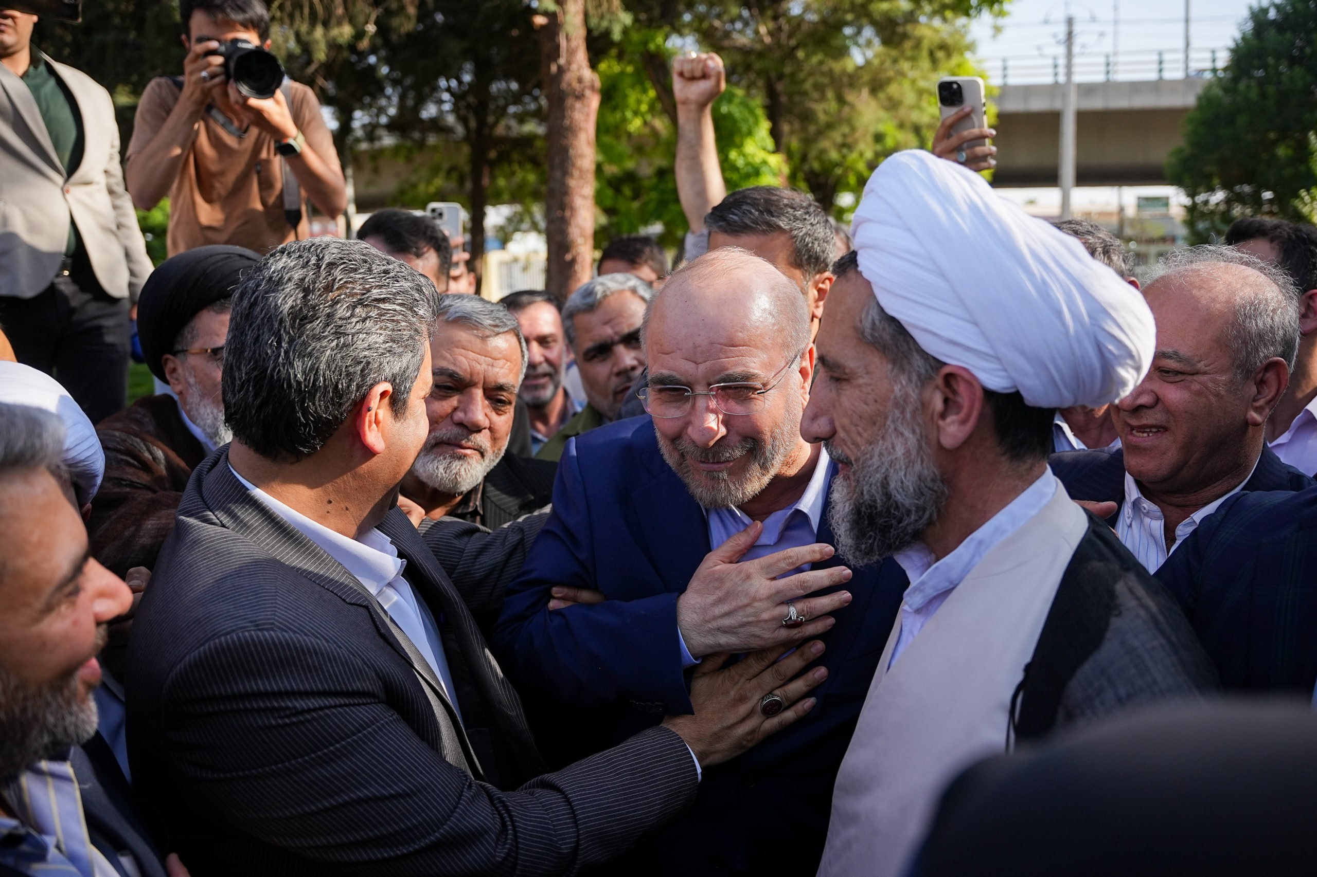 حضور قالیباف در گلزار شهدای قزوین در کنار جمعی از مردم  