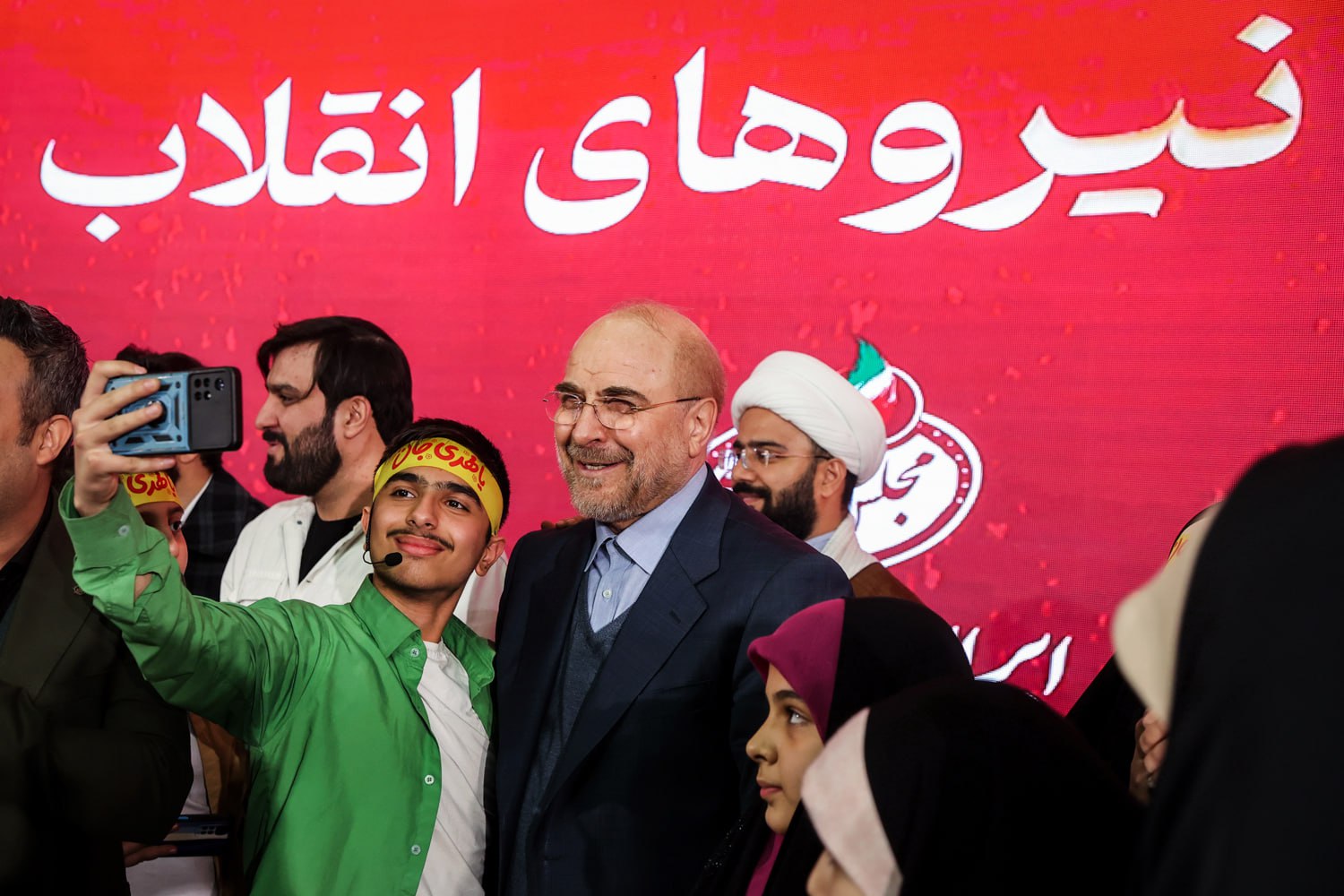 هم‌خوانی حاج‌ رضا هلالی و گرود سرود نوجوانان و حضور قالیباف در همایش بزرگ جبهۀ انقلاب