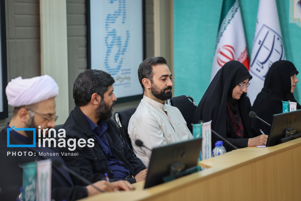 رونمایی تقریظ رهبر انقلاب بر کتاب «روح‌اللّه»