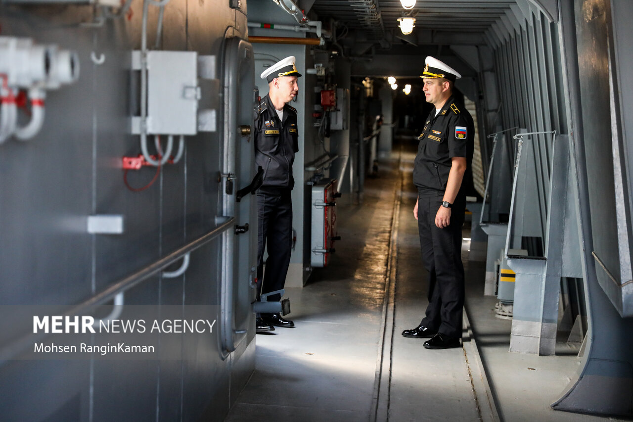 بازدید فرمانده نیروی دریایی ارتش از ناوهای چین و روسیه