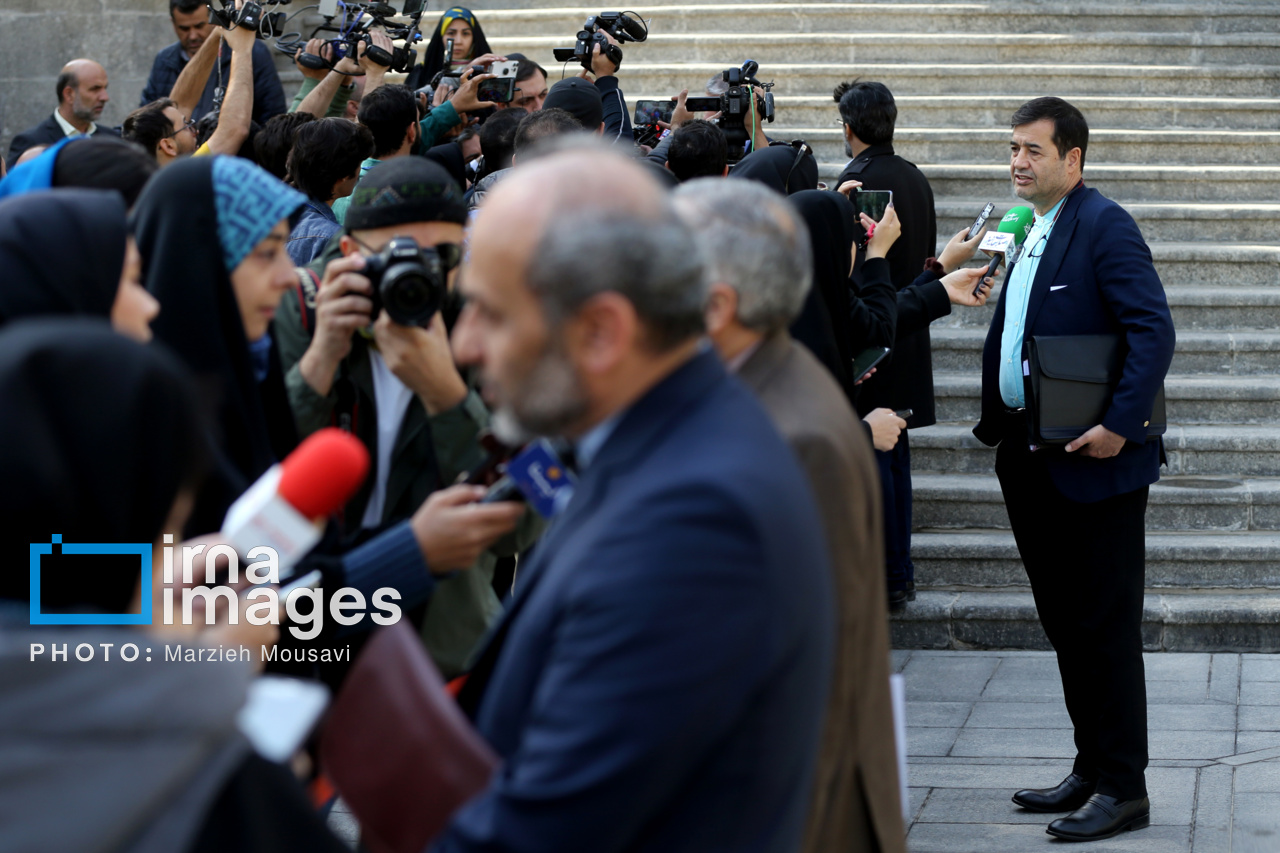 اعضای هیئت دولت در جمع خبرنگاران 