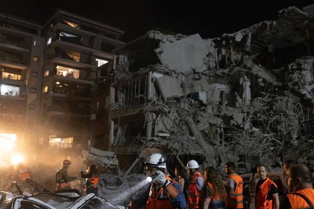 تصاویری از محل اصابت موشک‌های ایرانی در تل‌آویو